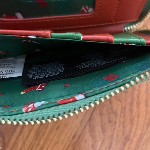 NWOT Loungefly/Disney Mickey Mouse & Minnie Mouse Hot Cocoa Fireplace Zip Wallet - Picture 4 of 6